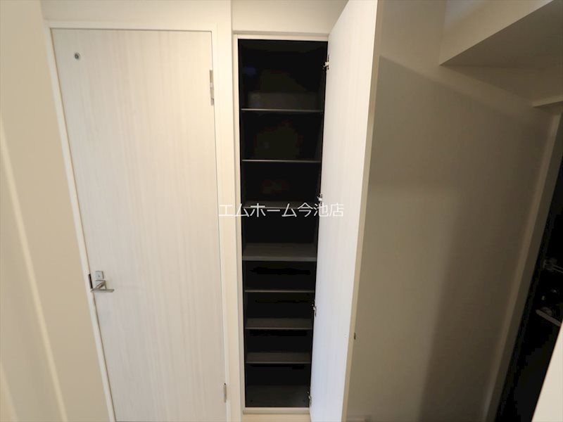 玄関　玄関　シューズボックス充実しています