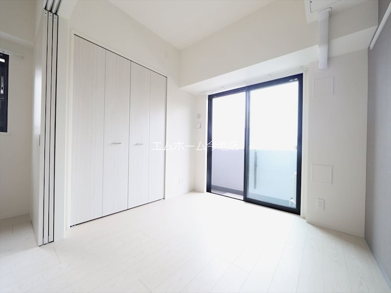 その他部屋・スペース　洋室4.3帖　収納スペース充実　バルコニーに面しています