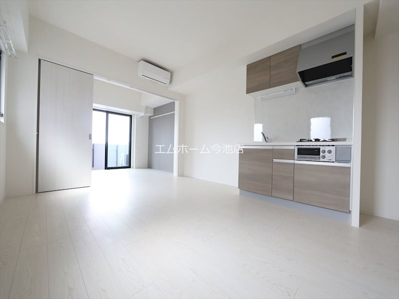 居室・リビング　LDK10.6帖　エアコン付　換気良好　洋室と繋げて使用OK