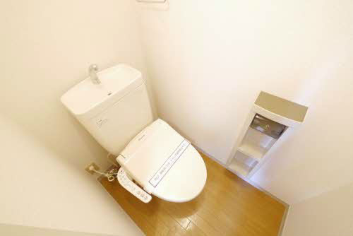 トイレ　温水洗浄便座付き