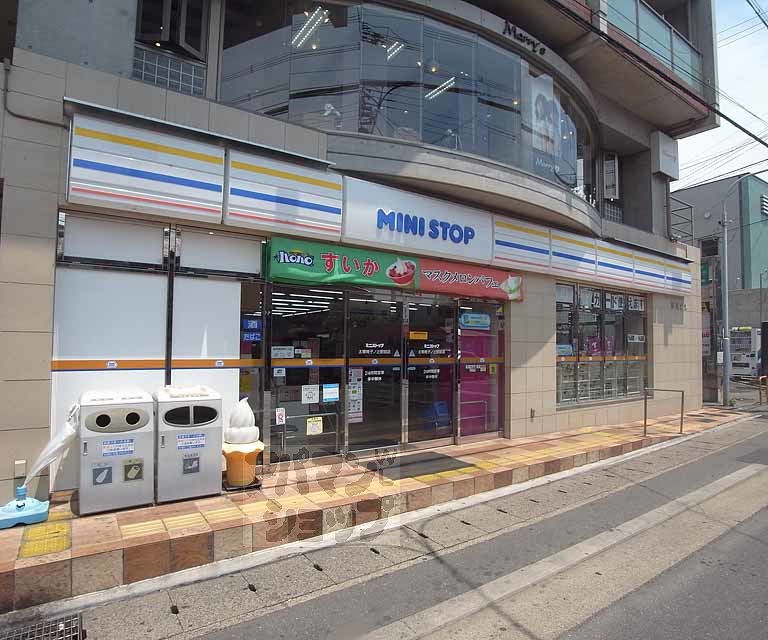 コンビニ　ミニストップ太秦帷子ノ辻駅前店（コンビニ）まで400m