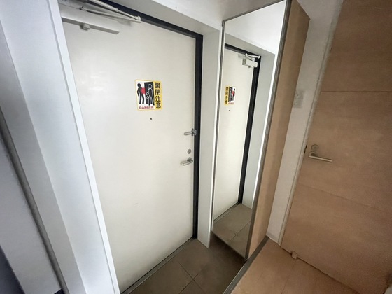 玄関　※別号室の写真です