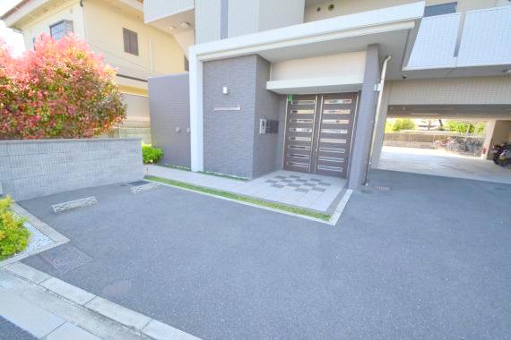 エントランス　オシャレなエントランスは安心のオートロック付きです。