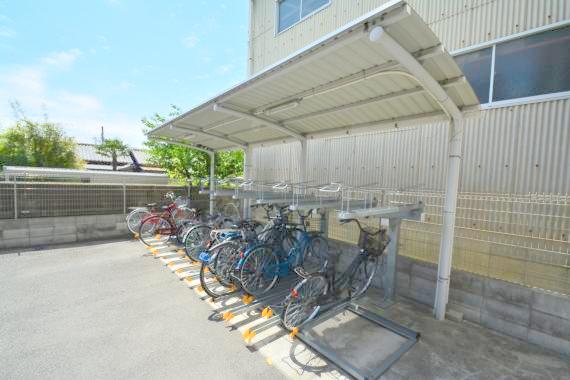 駐車場　敷地内にある駐輪場。雨の日にはうれしい屋根つきです。