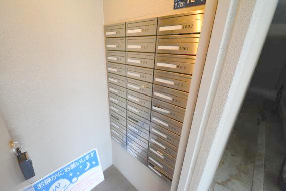 ロビー　ロビーにある各部屋毎のメールボックス。