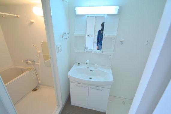 洗面設備　人気の独立洗面所にはうれしいシャンプードレッサーが付いてます