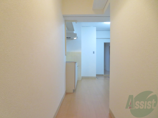 玄関　玄関から正面にダイニングキッチンがありその先に和室があります