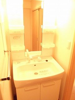 洗面設備　ゆったりとスペースのある洗面所