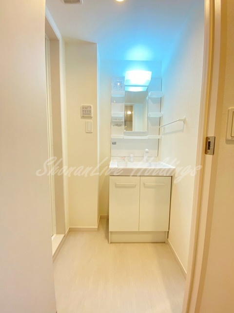 洗面設備　明るい洗面所です