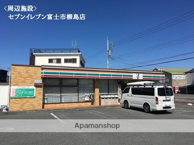 コンビニ　セブンイレブン（コンビニ）まで702m