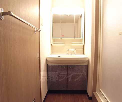 洗面設備　シャンプードレッサ付きの独立洗面台です。