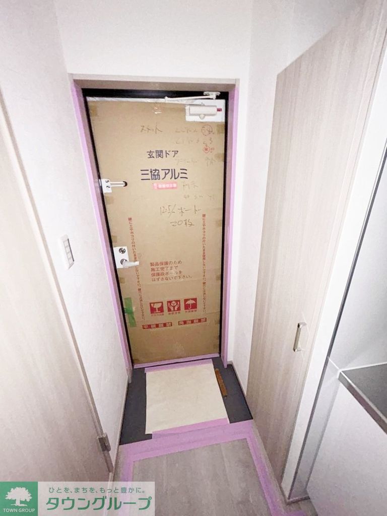 玄関　同物件別部屋写真