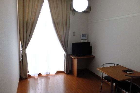 居室・リビング　家具家電付きなので、すぐに一人暮らし可能