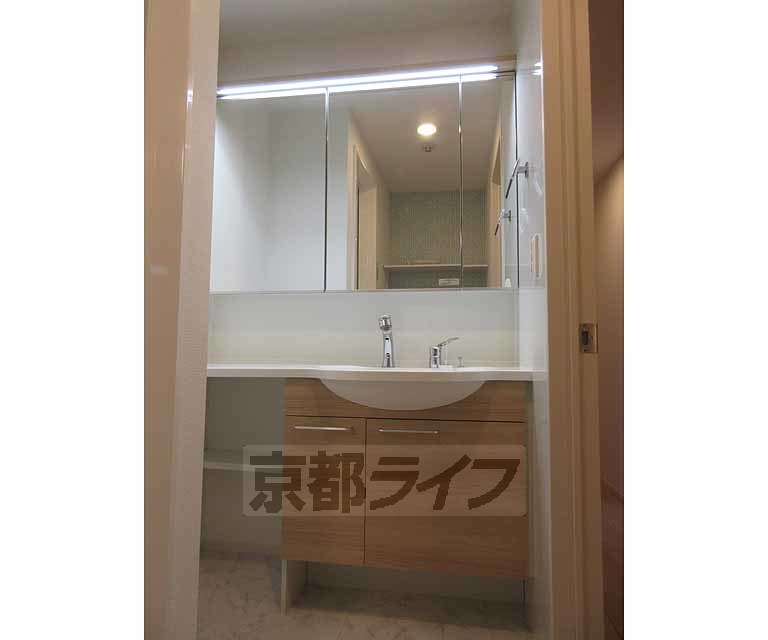 洗面設備　大きな洗面台