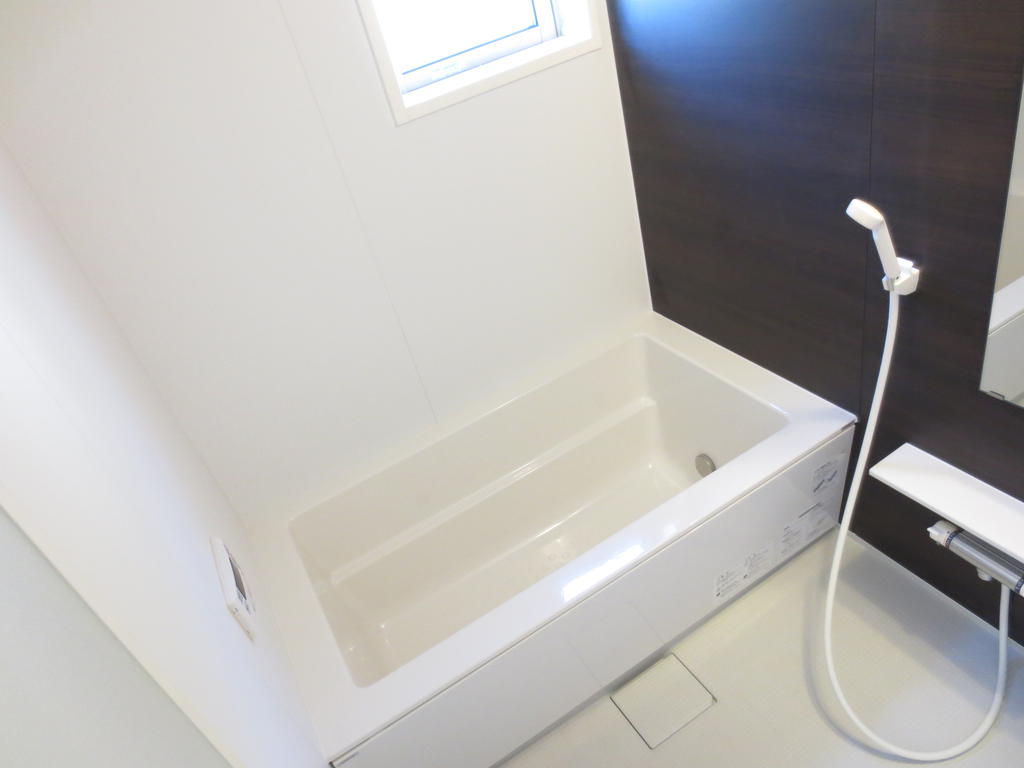 バス・シャワールーム　高級感あふれるカラーパネルを使用