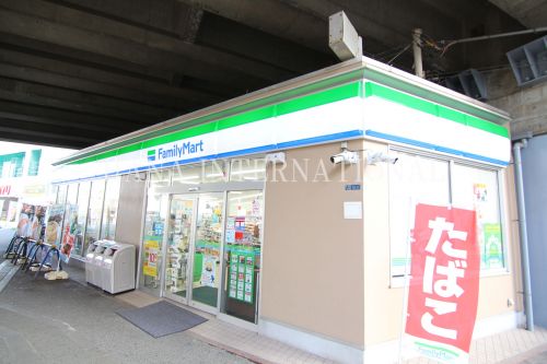 コンビニ　ファミリーマート 浦安駅東口店（コンビニ）まで102m