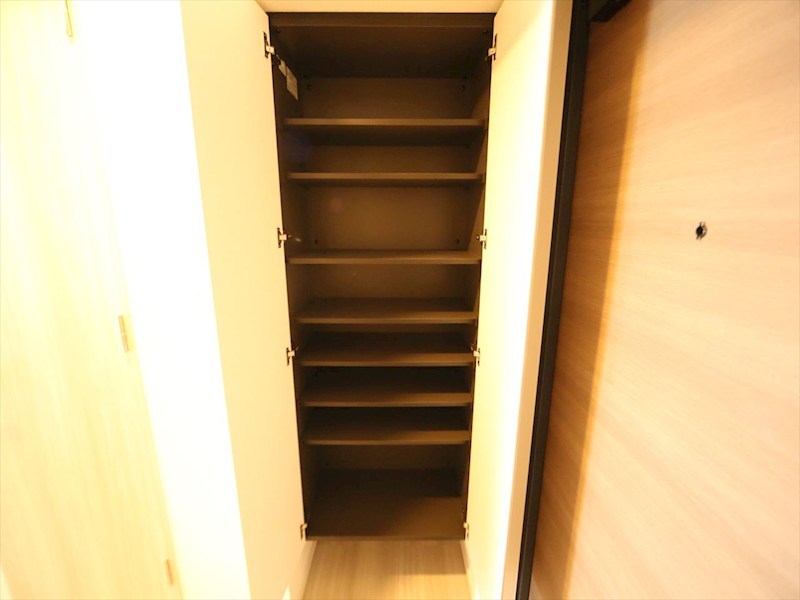 玄関　玄関　シューズボックス付（収納充実してます）