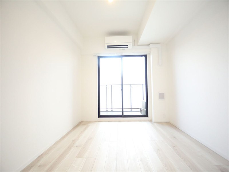 バルコニー　洋室6.5帖　クローゼット付　エアコン完備　バルコニー