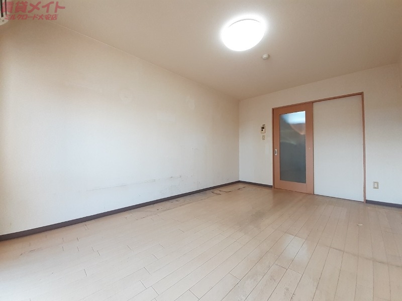 居室・リビング　別部屋参考写真です。