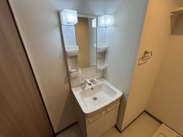 洗面設備　ゆったりとスペースのある洗面所