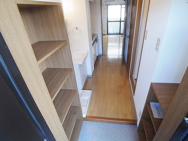 玄関　玄関にはシューズＢＯＸ完備