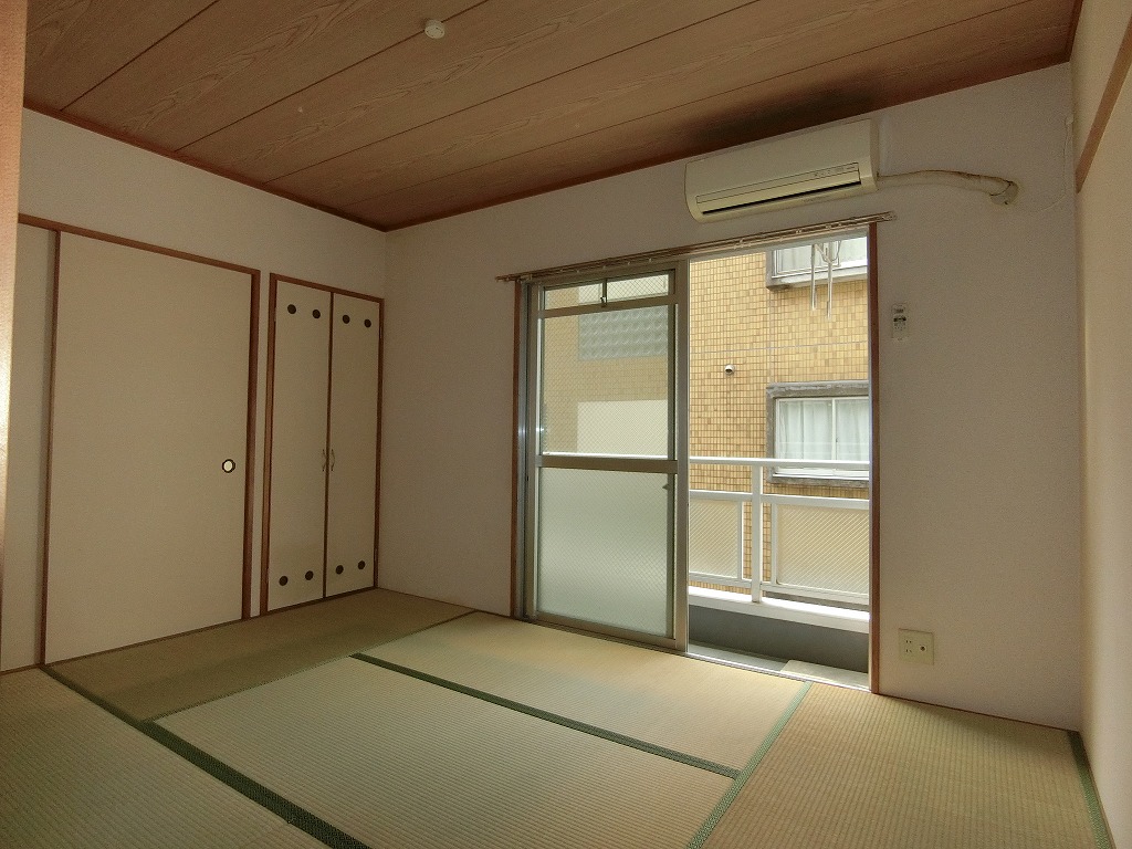 居室・リビング　最上階南向き　前面棟の影響少なく明るいです。エアコン完備