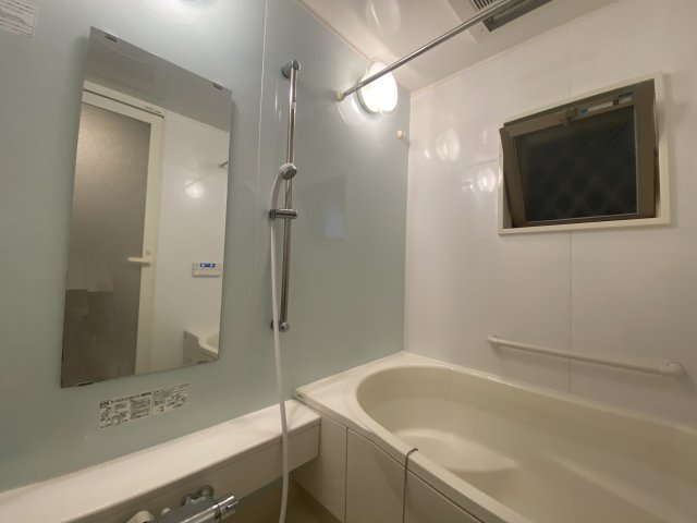 バス・シャワールーム　追い焚き・浴室乾燥機付きのお風呂です♪