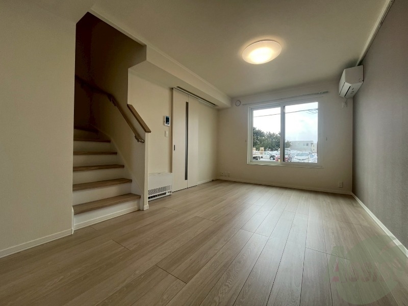 居室・リビング　広くてきれいなリビングです！快適に過ごせそうですね。