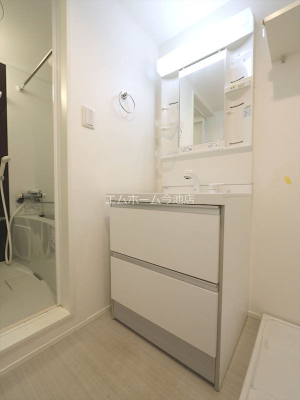 洗面設備　脱衣所　独立洗面台（シャンプードレッサー付）