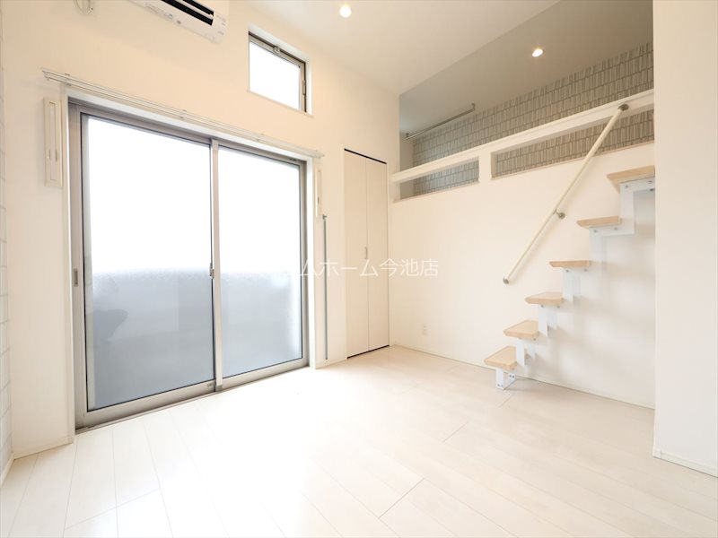 居室・リビング　洋室6.0帖　エアコン付　バルコニーに面しています