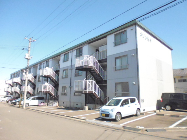 建物外観　軽量鉄骨の３階建てアパート