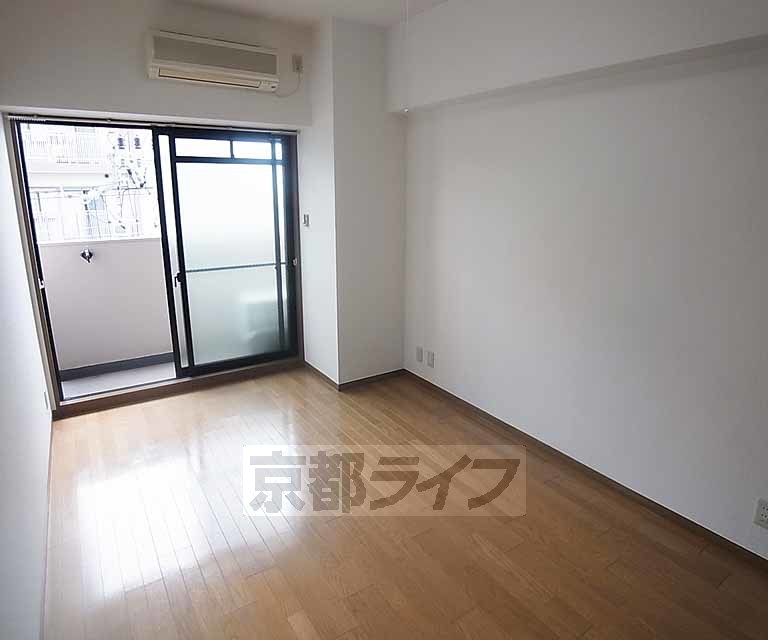 居室・リビング　天井が高く開放感のあるお部屋です。