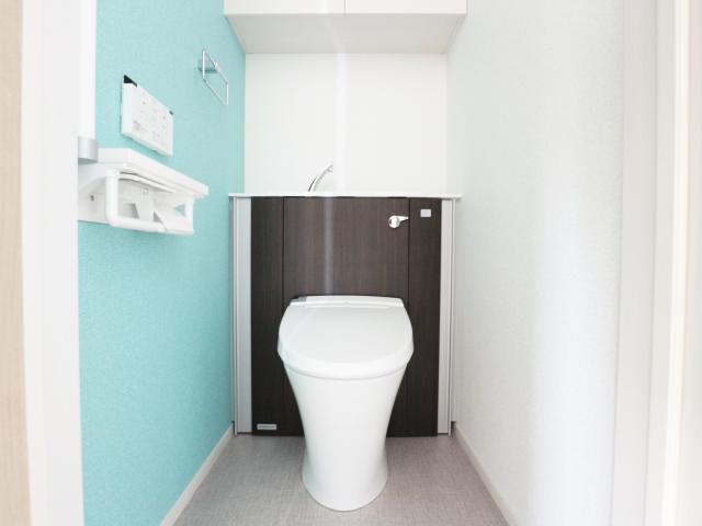 トイレ　落ち着いた色調のトイレです