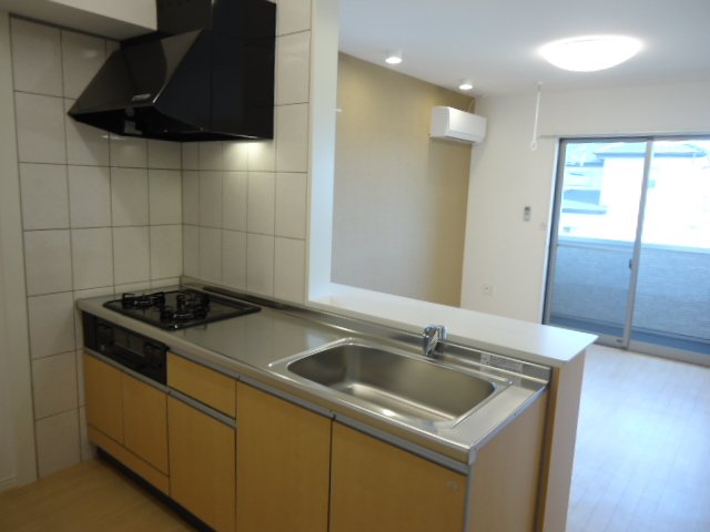 居室・リビング　キッチンからのリビング