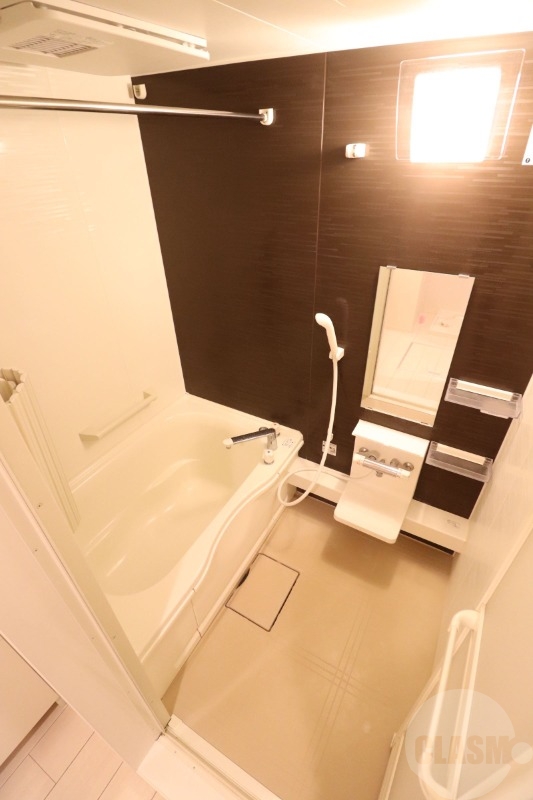 バス・シャワールーム　浴室乾燥機能付きの広々バスルーム