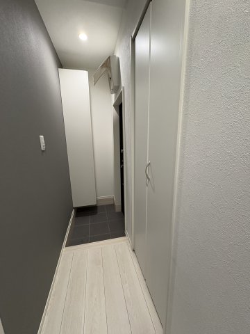 玄関　玄関は室内が見えない構造です♪