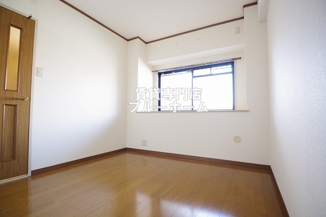 その他　4.5帖の小窓付の洋室！