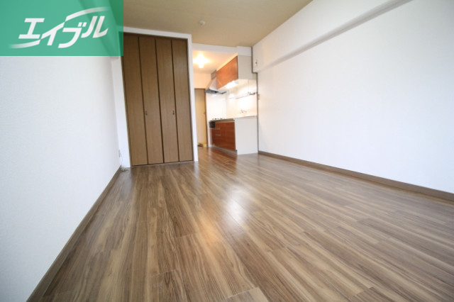 居室・リビング　同物件別部屋の写真です