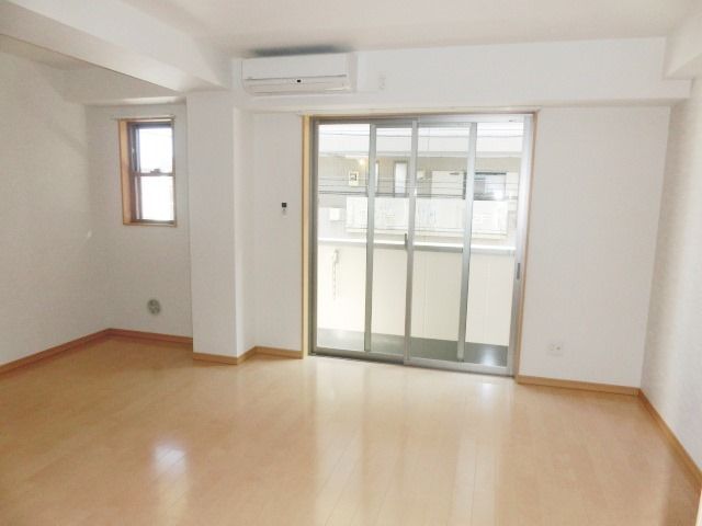 居室・リビング　キレイなお部屋。バルコニー側に窓が２つあるので明るいですよ！