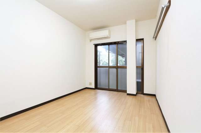 居室・リビング　参考写真（同物件別部屋）