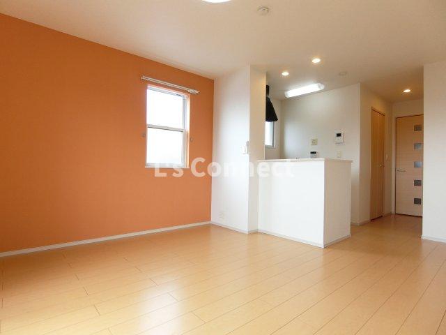 居室・リビング　角部屋で２面に窓があります。