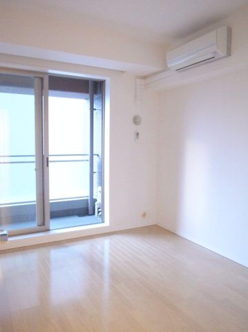 居室・リビング　落ち着いた色合いの床材を使用した居住空間