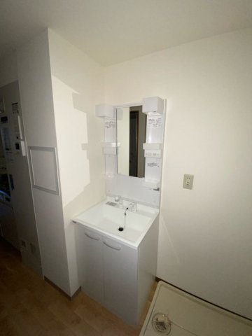 洗面設備　明るい洗面所です