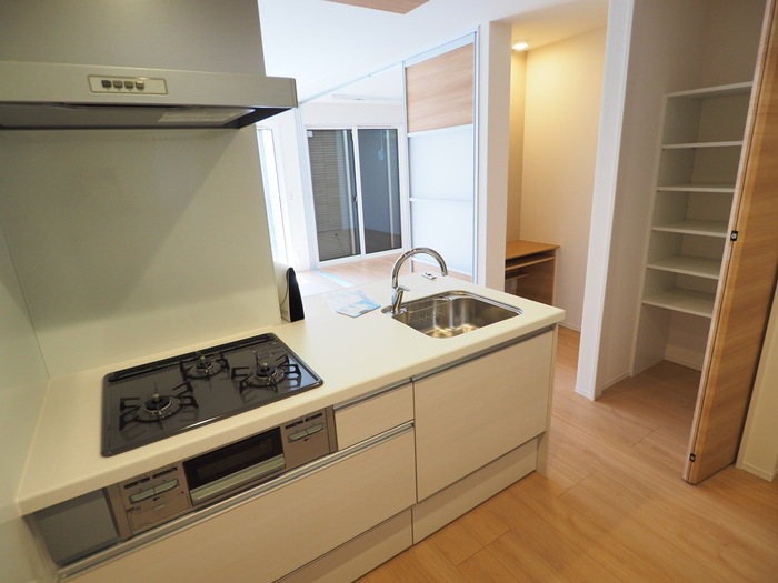 キッチン　タッチレス水栓付き、ホワイト色の落ち着いたキッチン