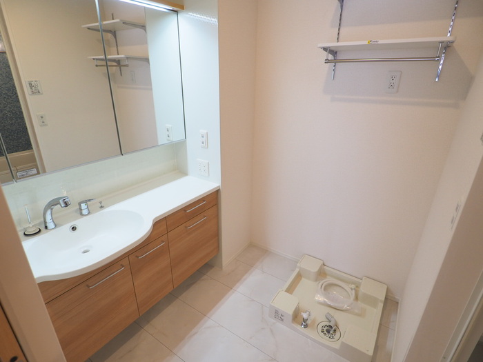 洗面設備　広々とした洗髪洗面化粧台