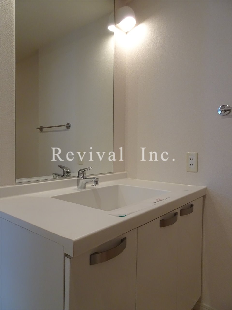 洗面設備　毎日の身だしなみ確認に必須設備です