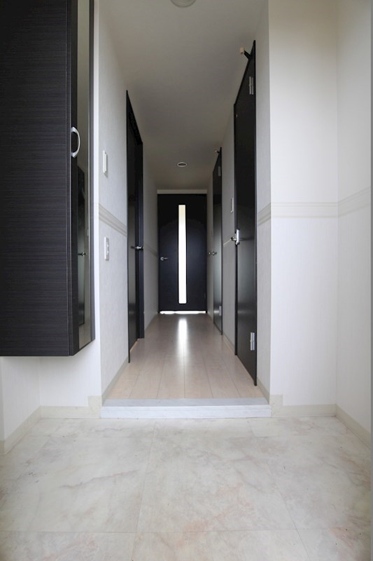 玄関　※別号室の参考写真になります。