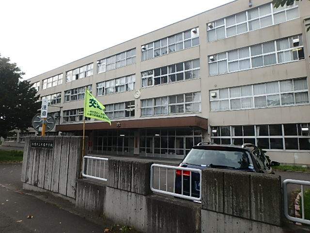 中学校　月寒中学校（中学校）まで284m