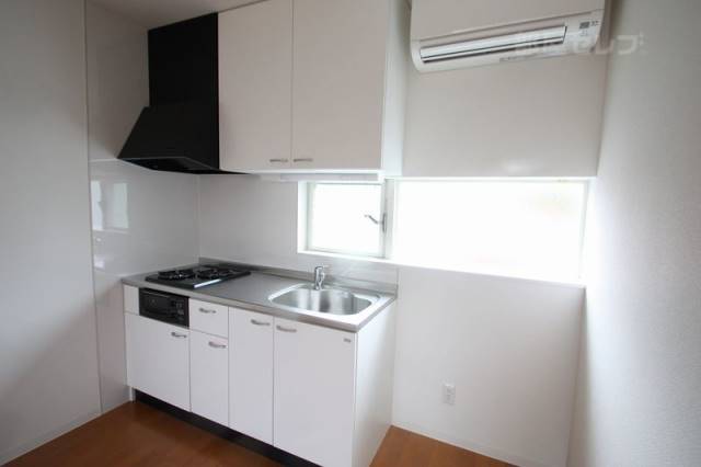 キッチン　明るいシステムキッチン、収納もばっちり。