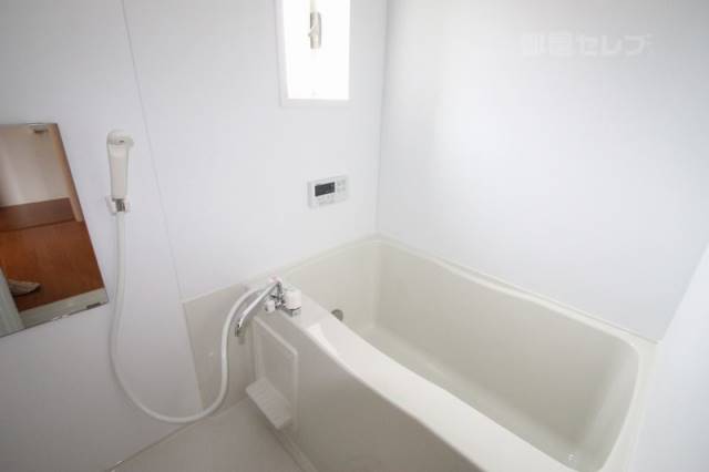 バス・シャワールーム　お風呂に窓があるのはうれしいですね。